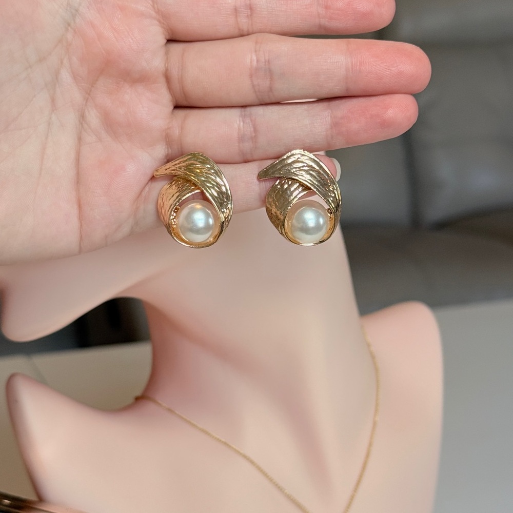 ⚜️ Elegant Gold Pearl Earrings - Picture 8 of 8
